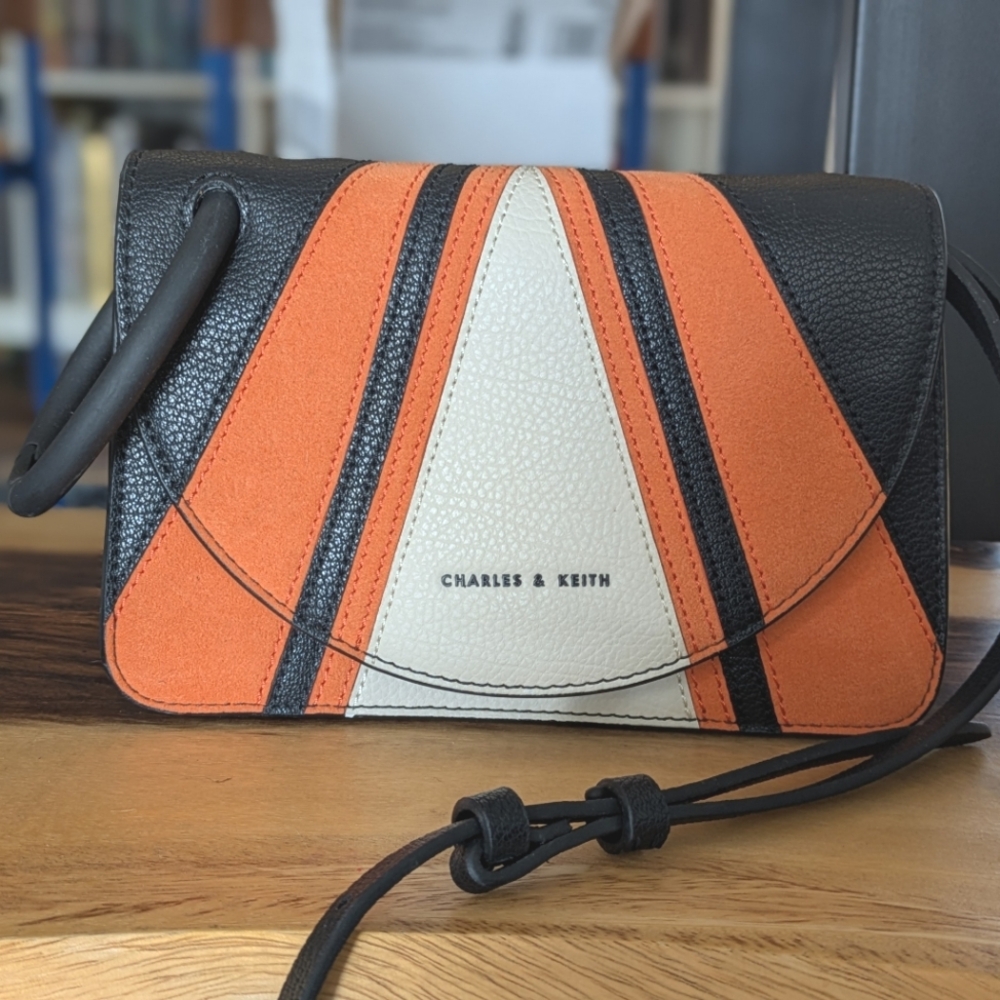 CHARLES & KEITH PURSE LIKE NEW ORANGE BLACK AND WHITE